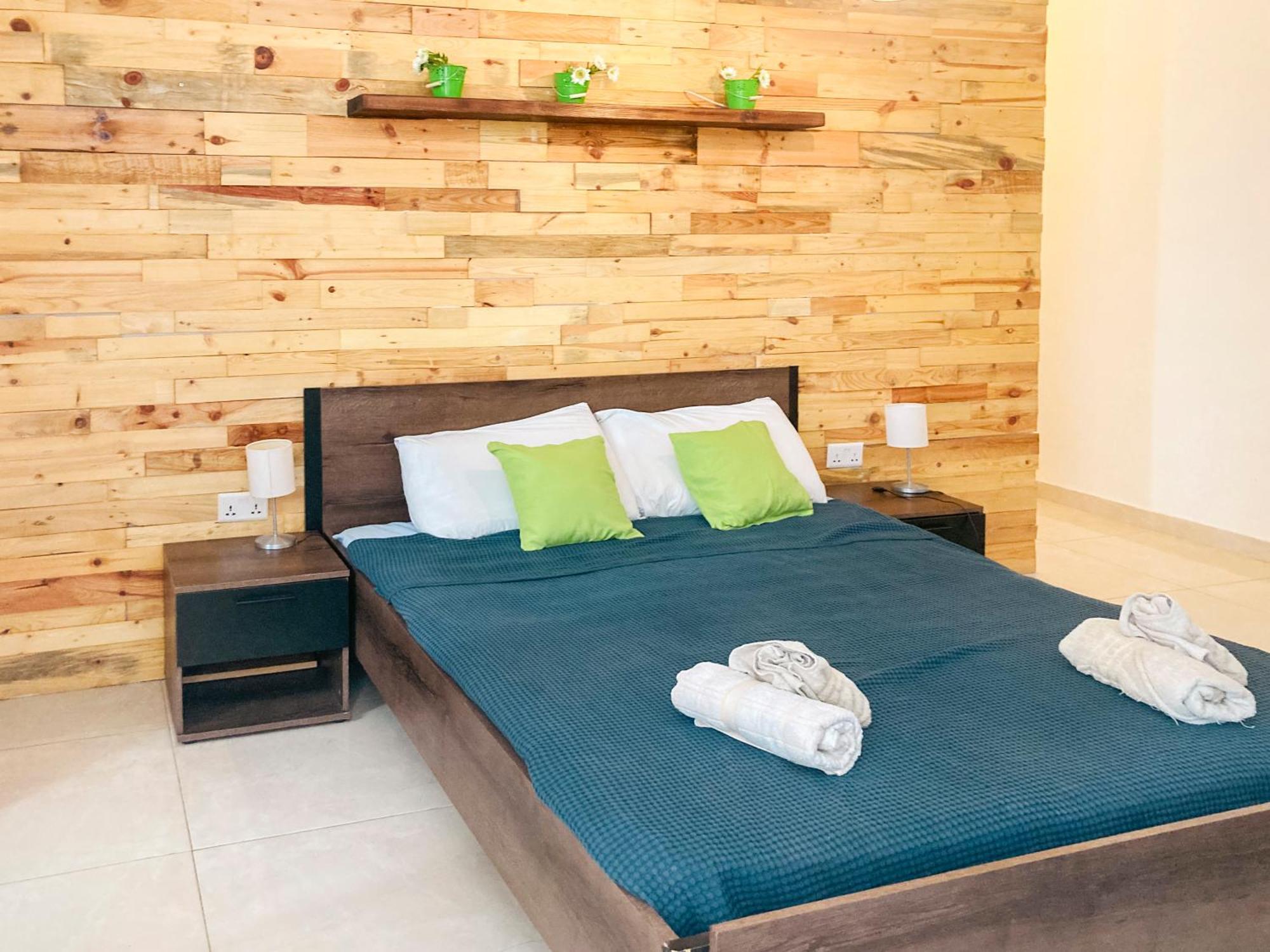 Xl Central Home - Sleeps 10 People Pieta Exterior photo