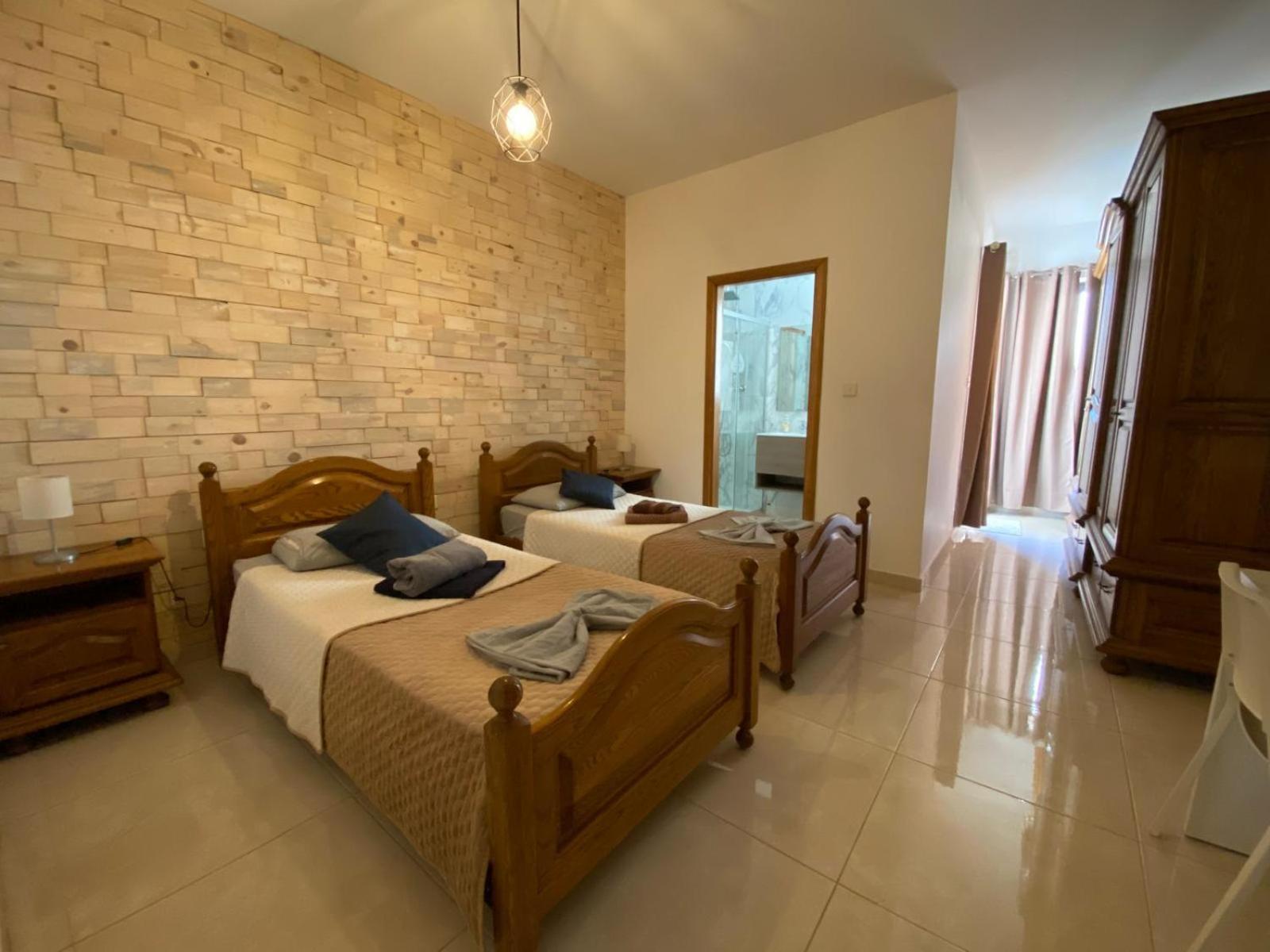 Xl Central Home - Sleeps 10 People Pieta Exterior photo